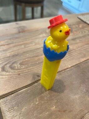 Vintage Yellow Chick PEZ Candy Dispenser w/Red Hat no feet